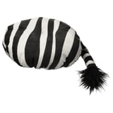 SANDLÖPARE zebra kuddfodral, svart och vitrandigt, mjukt, tillverkat av återvunnen polyester.