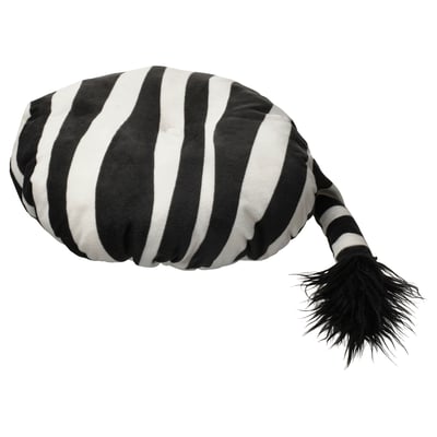 SANDLÖPARE zebra kuddfodral, svart och vitrandigt, mjukt, tillverkat av återvunnen polyester.