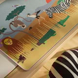 Livfullt skrivbordsunderlägg i savann med lejon, zebror och giraff, med detaljerade, färgglada mönster för en lekfull och pedagogisk arbetsplats.