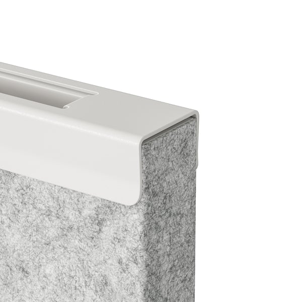 En närbild av en rumsavdelares kanter: elegant, slät och välgjord med robusta material.