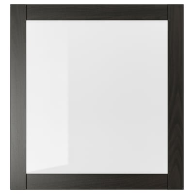 Ett SINDVIK svartbrunt skåp med front i klarglas. Den har en modern, enkel design och är gjord av träfiberskiva och härdat glas.