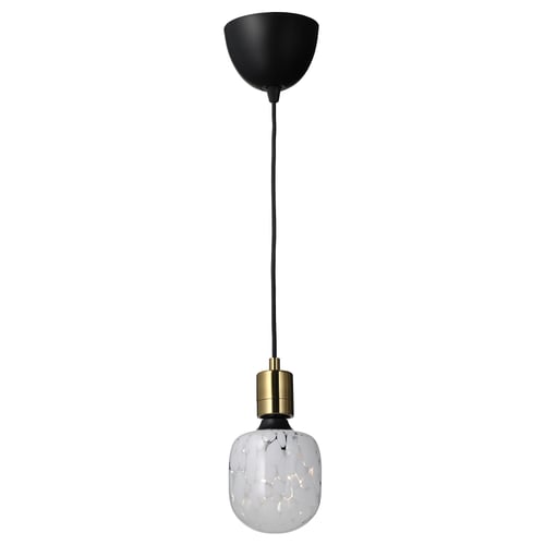 SKAFTET modern svart taklampa med accent i mässing och mönstrad glödlampa i glas.