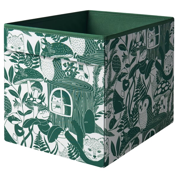 En SKOGSDUVA förvaringslåda i grönt med nyckfull skogsdesign. Den är rektangulär och tillverkad av återvunnen polyester och polypropen.