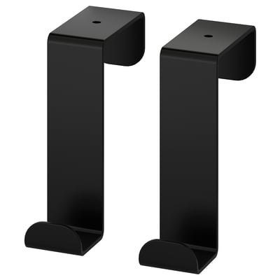 Två svarta krokar från SKOGSVIKEN. De är metalliska med en elegant, kantig design, gjorda för att hänga handdukar eller morgonrockar över en dörr.