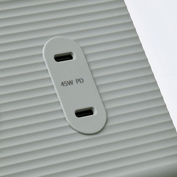 Närbild av vit SKOTAT förlängningssladd, präglad med 45w pd-logotyp. Sladdarna har en elegant, minimalistisk design.