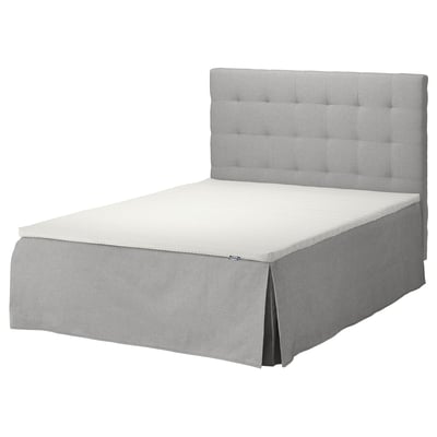 Modern minimalistisk säng i ljusgrått. Fyrkantig tuftad sänggavel, lådbotten, rena linjer.