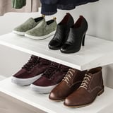 En skohylla i flera nivåer som visar olika skor, inklusive sneakers, höga klackar och stövlar, vilket visar effektivt utrymmesutnyttjande.