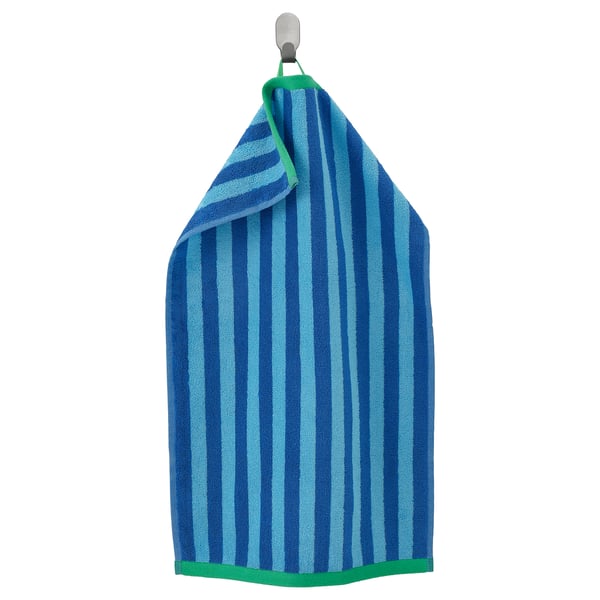 En blå- och grönrandig SLÅNHÖSTMAL handduk hängde på en krok. Den är tillverkad av 100 % bomull och har en mjuk, absorberande konsistens och medeltjocklek.