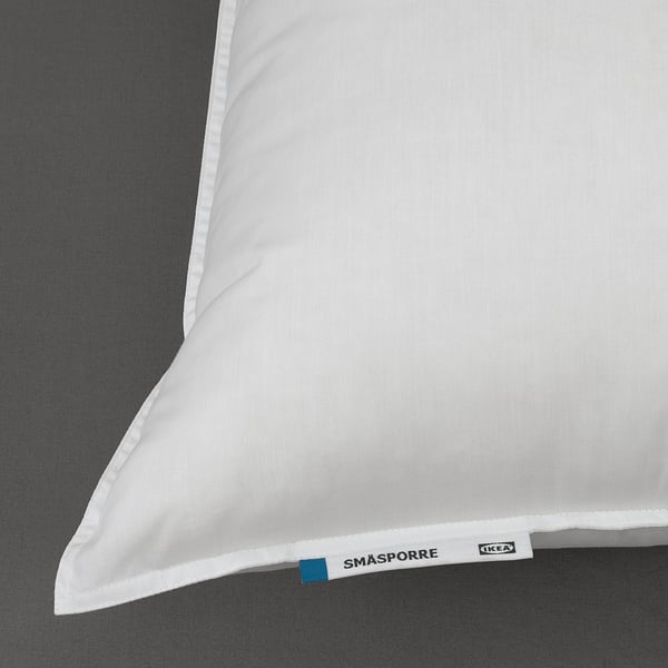 Vit kudde med SMÅSPORRE-märke på kanten, mjuk men ändå stödjande, perfekt för rygg- eller sidosovare.