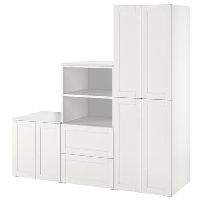Vit barngarderob med lådor, hyllor och hängutrymme. Modern, ren design. Mjukstängande dörrar. Lämplig för sluttande tak.