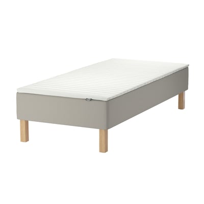 Ikeas grå SNARUM-säng med ben i ljust trä, tillverkad av bomull, polyester, trä och skum.