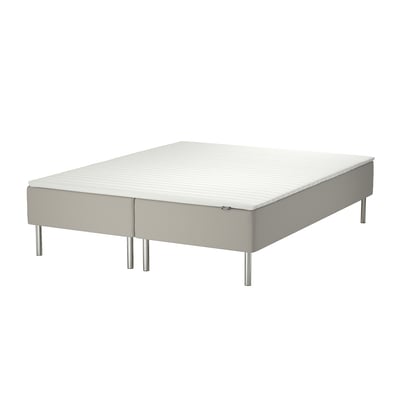 En vit SNARUM sängram med metallben. Modern design, träbas, stödjande fjädrar.