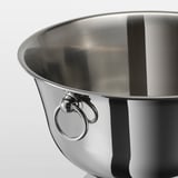 Glänsande champagneskål i metall, polerat rostfritt stål, reflekterande insida, rejäla handtag.