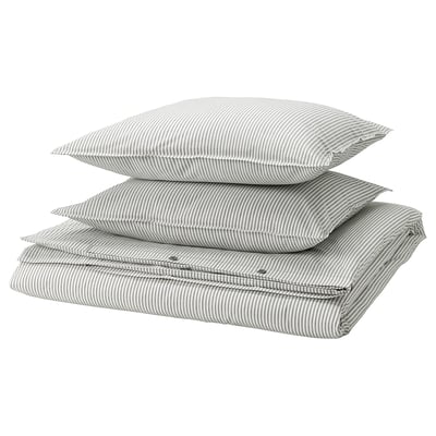 Trave med grårandiga kuddar & påslakan, vikta i grå- och vitrandiga, SOLFIBBLA set från ikea.
