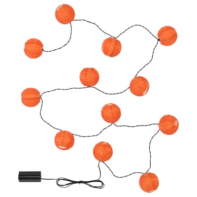 Snöre med 10 orange papperslyktor som drivs av en svart batterilåda. Perfekt för inomhus/utomhusdekoration.