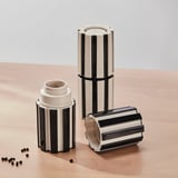 Tre randiga kryddkvarnar på trä, en öppen med utspridda kryddor.