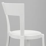 Bilden visar en vit plaststol av hög kvalitet med en elegant, modern design. Sitsen och ryggstödet är mjukt böjda för komfort.