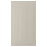 En beige köksskåpsdörr med räfflad paneldesign. Den är fyrkantig med en slät, lackerad yta.