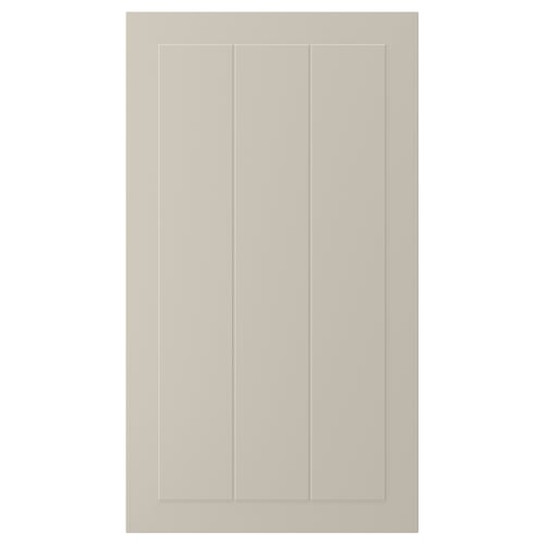 En beige köksskåpsdörr med räfflad paneldesign. Den är fyrkantig med en slät, lackerad yta.