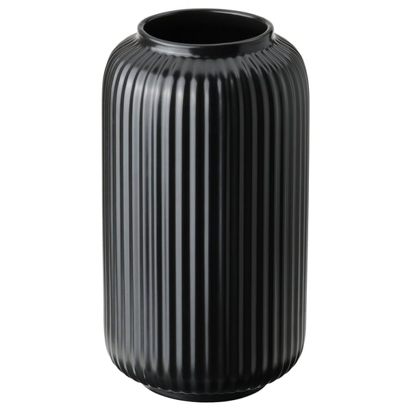 Svart cylindrisk vas med vertikala spår, elegant och modern design gjord av stengods.