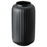 Svart cylindrisk vas med vertikala spår, elegant och modern design gjord av stengods.