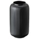 Svart cylindrisk vas med vertikala spår, elegant och modern design gjord av stengods.