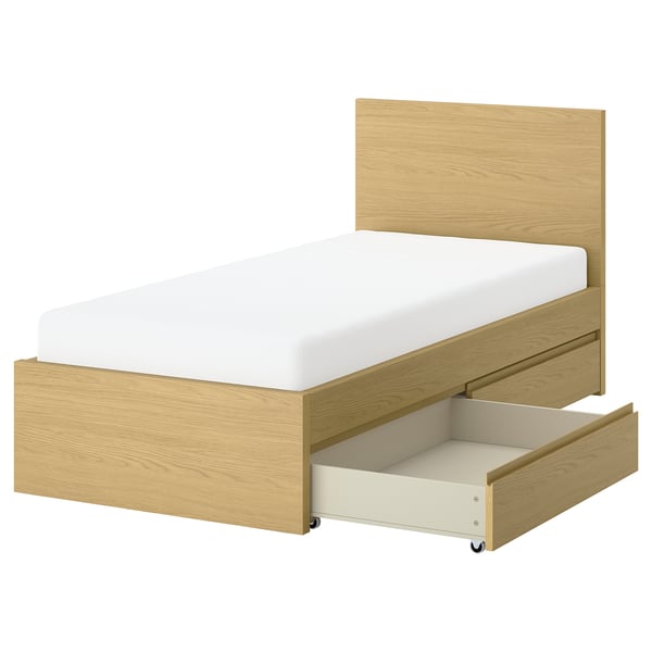 Ljus träsäng med vit madrass, öppen låda, ren design.