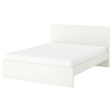 Vit minimalistisk sängram, enkel design, robust konstruktion, rena linjer.