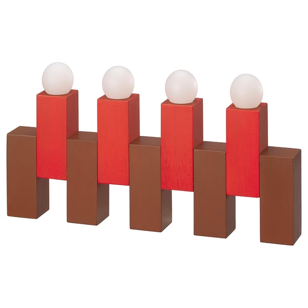 Fyra röda kublampor med vita globtoppar, på bruna fyrkantiga baser.