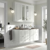 Modernt vitt badrumsskåp med spegel; bänkskiva, diskbänk och förvaring. Stor, väggmonterad, stilren design med knoppar.