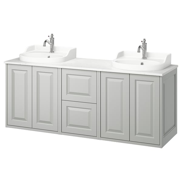 Dubbel badrumskommod i ljusgrått med två handfat, kromade armaturer och en bänkskiva i marmor. Modern och ren design med paneldörrar och lådor.