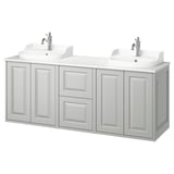 Dubbel badrumskommod i ljusgrått med två handfat, kromade armaturer och en bänkskiva i marmor. Modern och ren design med paneldörrar och lådor.