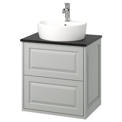 Vägghängt badrumsskåp med handfat, klassisk design.