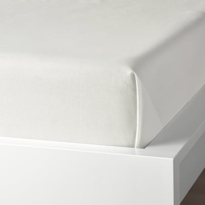 Massivt vitt lakanset, med blandning av polyester och bomull, krymper inte och är lätt att sköta.