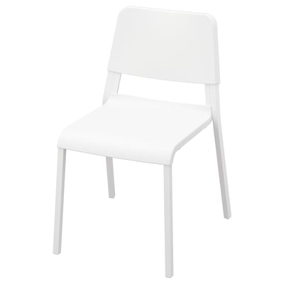 En vit TEODORES-stol, en lätt plastsits och ryggstöd med metallben. Den är stapelbar och robust.