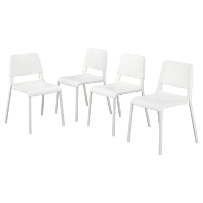 Fyra vita stapelbara stolar, modern design med plastsitsar och metallben.