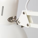 Närbild av TERTIAL lampor metallisk armfog med skruvar och klämma som visar robust konstruktion.
