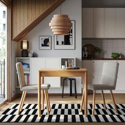 Modern matplats med utdragbart träbord, grå stolar och pendellampa.