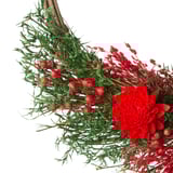Livfulla röda blommor och grön bladkrans. Den är tillverkad av torkade växtdelar, den är konstfullt anordnad och säkert knuten med ett juterep.