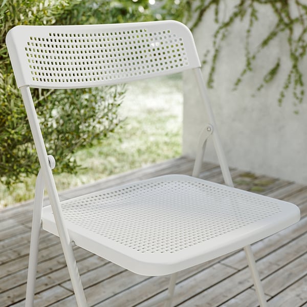 TORPARÖ vit utomhusstol, liten, elegant, hopfällbar, gjord av stål och plast, perfekt för små utrymmen.