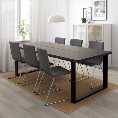Ett TRANEBO rektangulärt matbord med 6 grå stolar på en beige matta, stort fönster, konst, pendellampa.