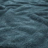 Närbild av mjuk, texturerad blå fleece; Varmt, lätt och mysigt.