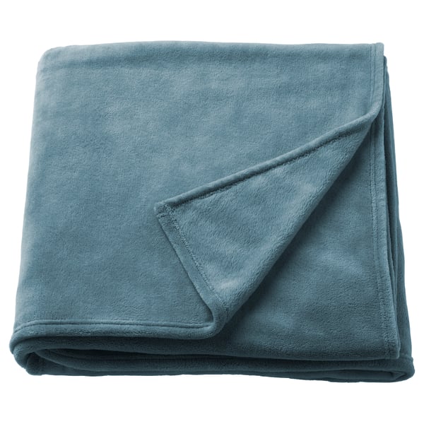 En vikt ljusblå fleecefilt, mjuk och fluffig, tillverkad av 100% återvunnen polyester.