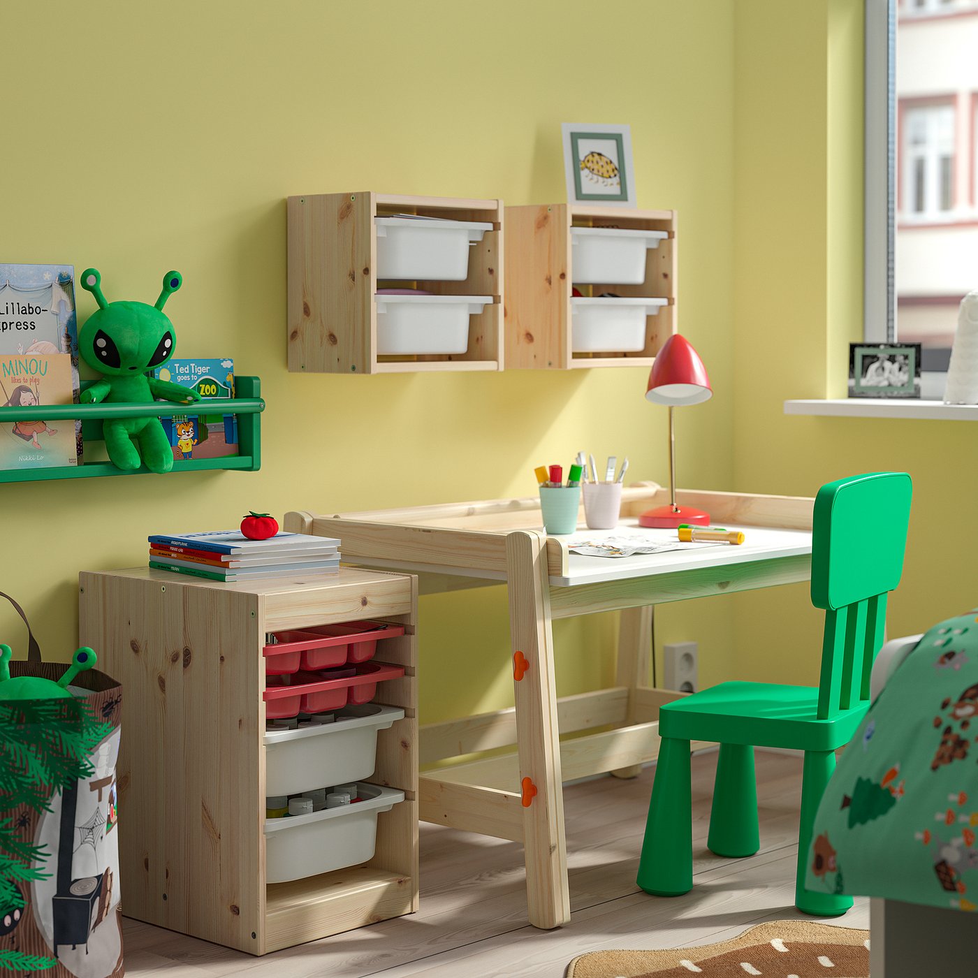 IKEA TROFAST förvaringskomb med back/brickor, ljus vitbetsad furu röd/vit, 32x44x52 cm