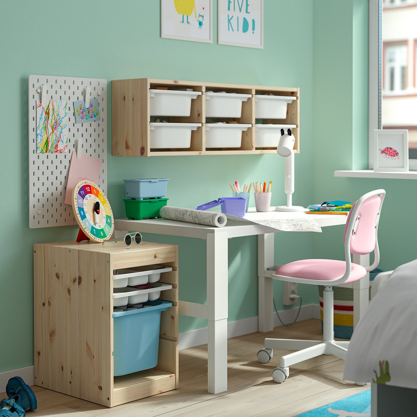 IKEA TROFAST förvaringskomb med back/brickor, ljus vitbetsad furu vit/ljusblå, 32x44x52 cm