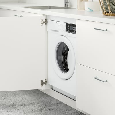 Inbyggd tvättmaskin/torktumlare med ångfunktion som syns i ett elegant, modernt köksskåp.