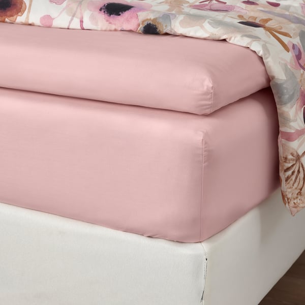 Rosa lakan med blommigt överdrag, elastisk kant för tjocka madrasser.