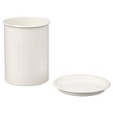 Två vita köksartiklar: hög rund hållare, liten platt skål. Tillverkad av metall, enkel design.