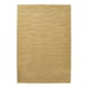 Den här bilden är en beige VÄXELFEL-matta med ett texturerat, vågigt mönster. Tillverkad av återvunnen polyester, mjuk och har en halkskyddande baksida.