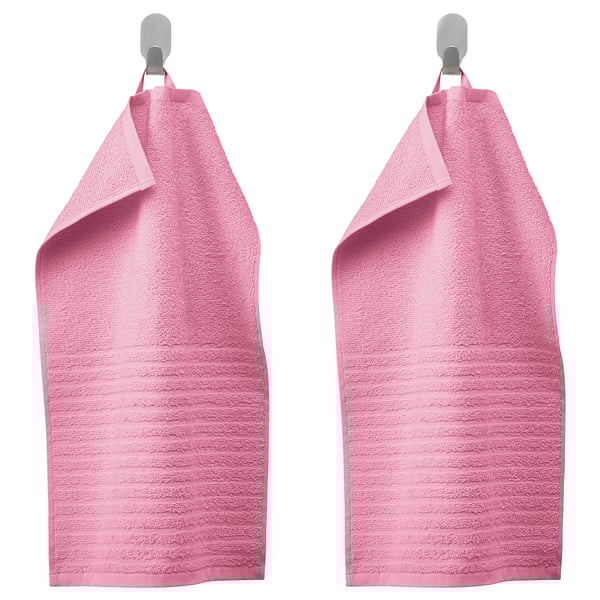 Två rosa VÅGSJÖN handdukar hänger sida vid sida på metallkrokar, med en mjuk struktur och livfull färg.